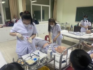 Thời gian học Cao đẳng Điều dưỡng hệ chính quy là 3 năm, kết hợp giữa đào tạo lý thuyết, thực hành và thực tập để trang bị đầy đủ năng lực nghề nghiệp cho sinh viên